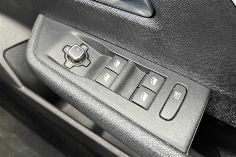 2022 Vauxhall Astra 1.2 Turbo Design Hatchback 5dr Petrol Manual Euro 6 (s/s) (130 ps) Hatchback ...