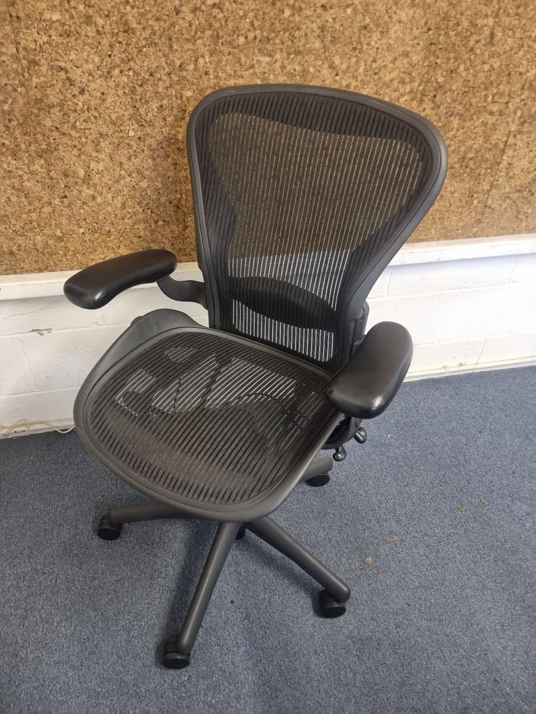Herman Miller Aeron Mesh Office Swivel Chairs 2 Lever Size B 6 Available 
