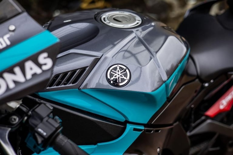 Yamaha R1 PETRONAS PAINT ! AKRO ! STUNNING