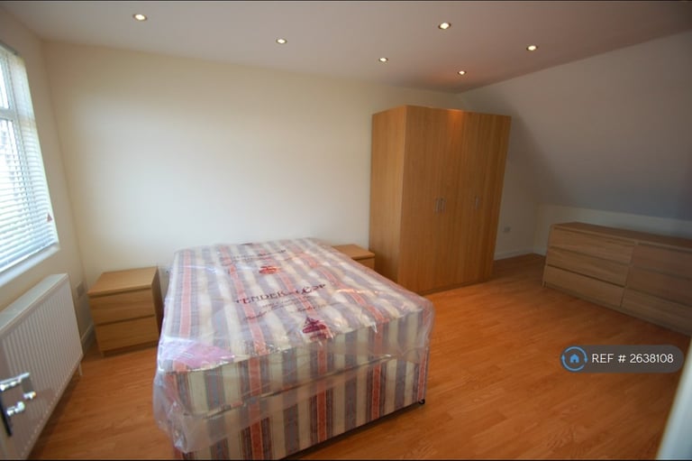 2 bedroom flat in Park Road, London, NW4 (2 bed) (#2638108)
