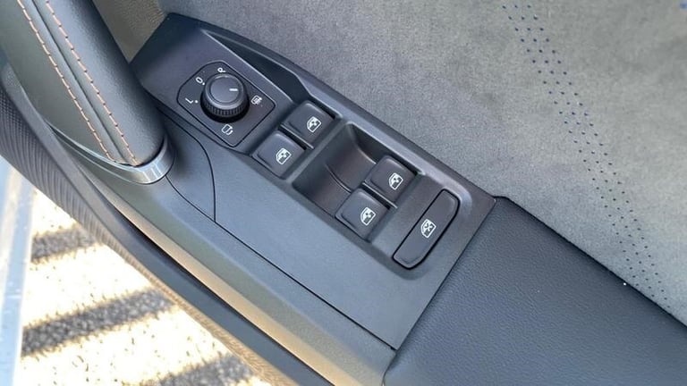 2025 Cupra Leon 1.5 eTSI (150ps) V2 DSG Automatic SUV Hybrid Automatic