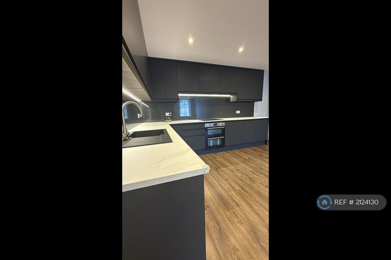 2 bedroom flat in Luton Road, Chatham, ME4 (2 bed) (#2124130)