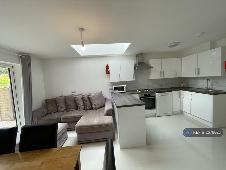 6 bedroom house in Cabell Road, Guildford, GU2 (6 bed) (#2676025)