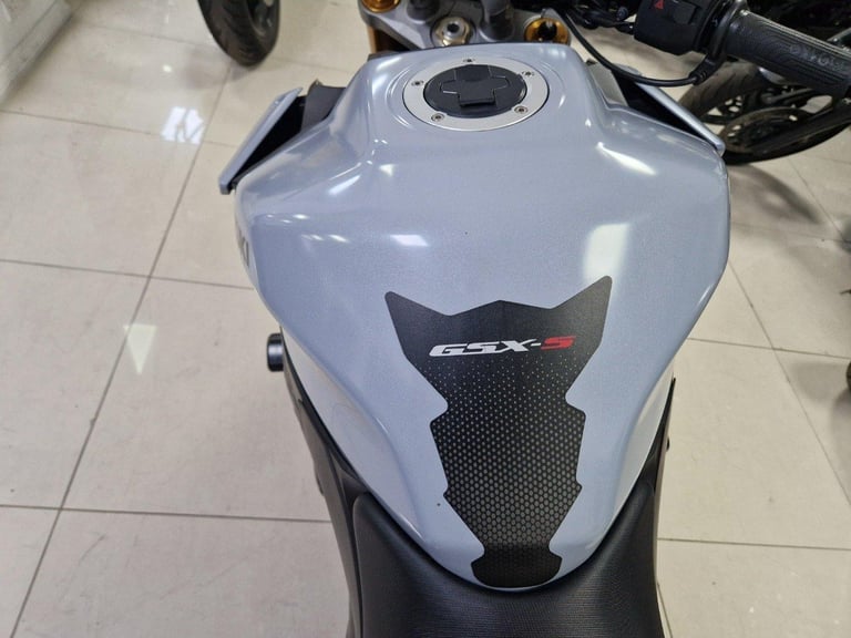 SUZUKI GSX-S 1000 IN GRAY