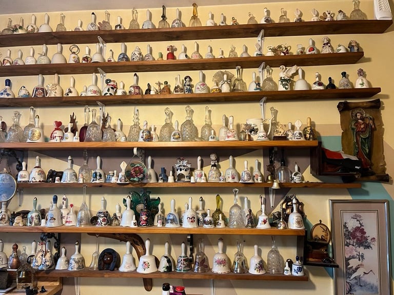 Extensive Vintage Bell Collection – Over 1,700 Pieces  (Hounslow, London)
