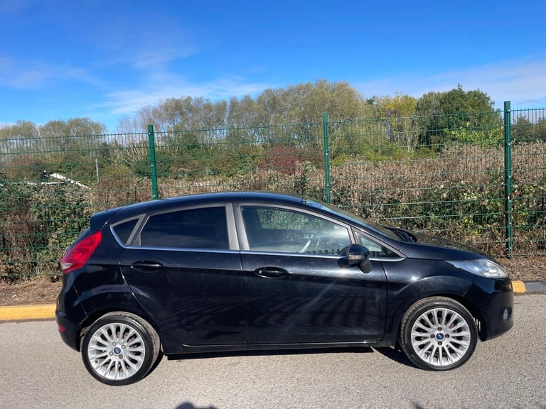 FORD FIESTA 1.4 ZETEC TITANIUM 62 REG 5 DOOR 12 MONTHS MOT LOW INSURANCE 48+ MPG
