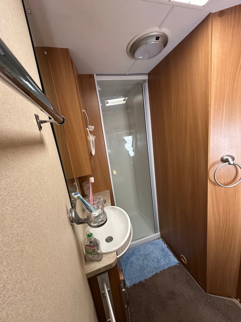 Swift Coastline Classic 550, 2010 4 Berth End Washroom.