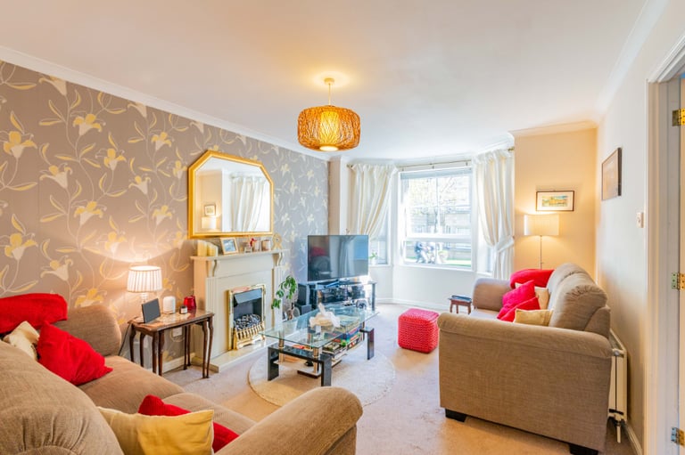 Bright and spacious, 2 bedroom, ground flat in Dicksonfield – available November