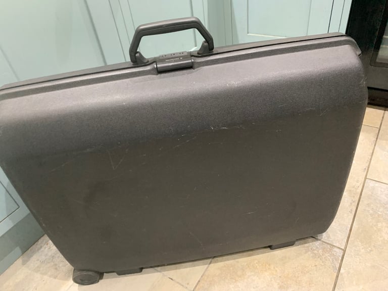 Samsonite very large hard shell suitcase, combination lock, pull handle and wheels