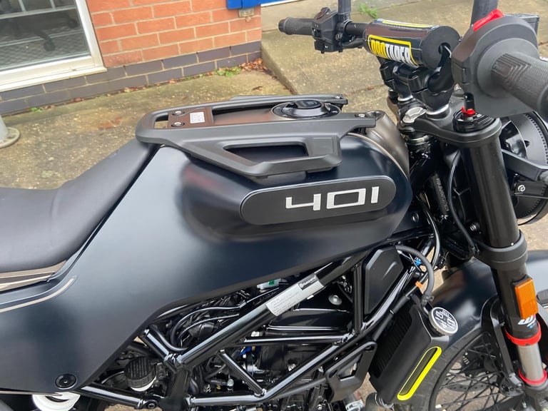 74 REG HUSQVARNA SVARTPILEN 401. ONLY 565 MILES, NOT EX DEMO!
