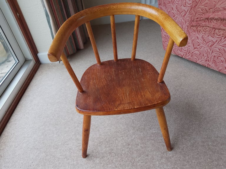Vintage child's chair in solid wood. Seat height 11 inches.