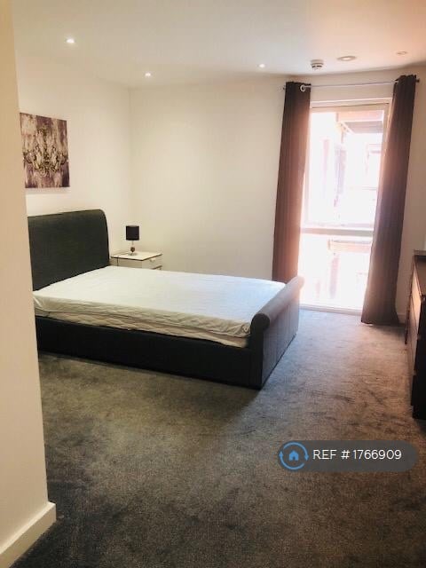 2 bedroom flat in Railway Terrace, Slough, SL2 (2 bed) (#1766909)