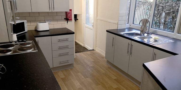 DSS only shared house - 2 mins to shops, quiet house & neighbourhood