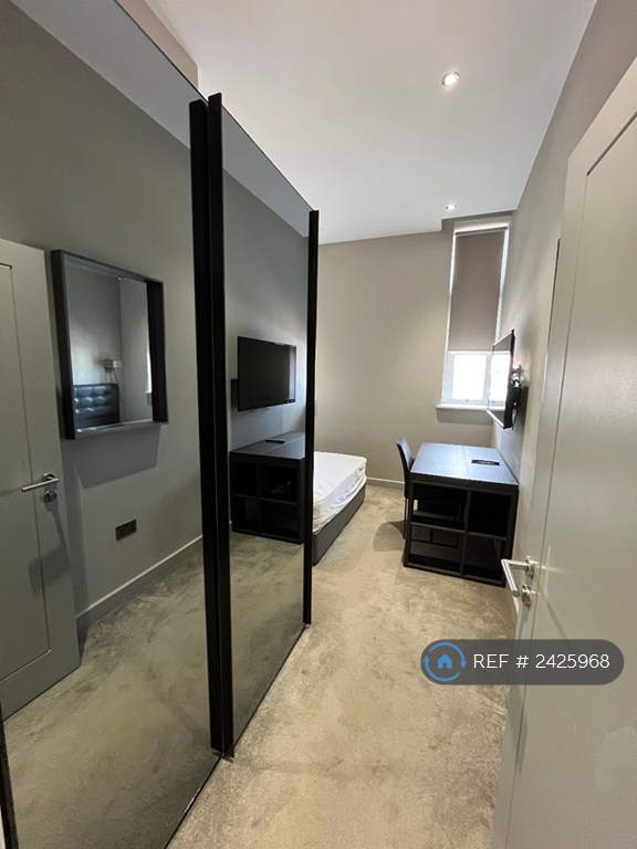 2 bedroom flat in Trafalgar House, Leeds, LS1 (2 bed) (#2425968)