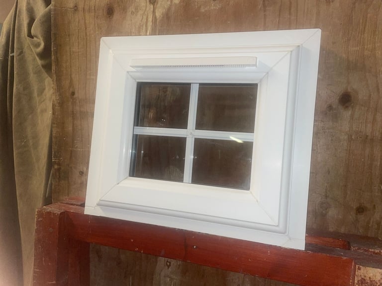 H 36.5 x W 47 cm - BEAUTIFUL SMALL GEORGIAN UPVC DOUBLE GLAZED WINDOW - CLEAR THERMAL (REF: SJ462)
