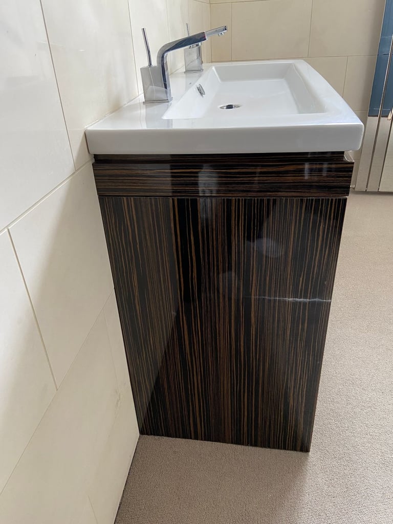 £250 0N0 DURAVIT DOUBLE ENDED BATH AND DOUBLE SINK CABINET SET SECOND HAND