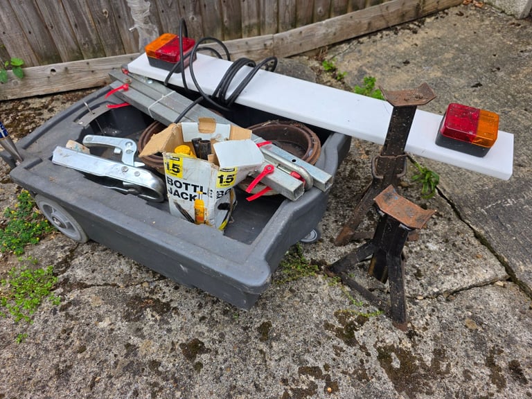 Job lot of trailer parts/accessories