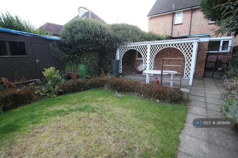 3 bedroom house in Weir Gardens, Rayleigh, SS6 (3 bed) (#2619481)