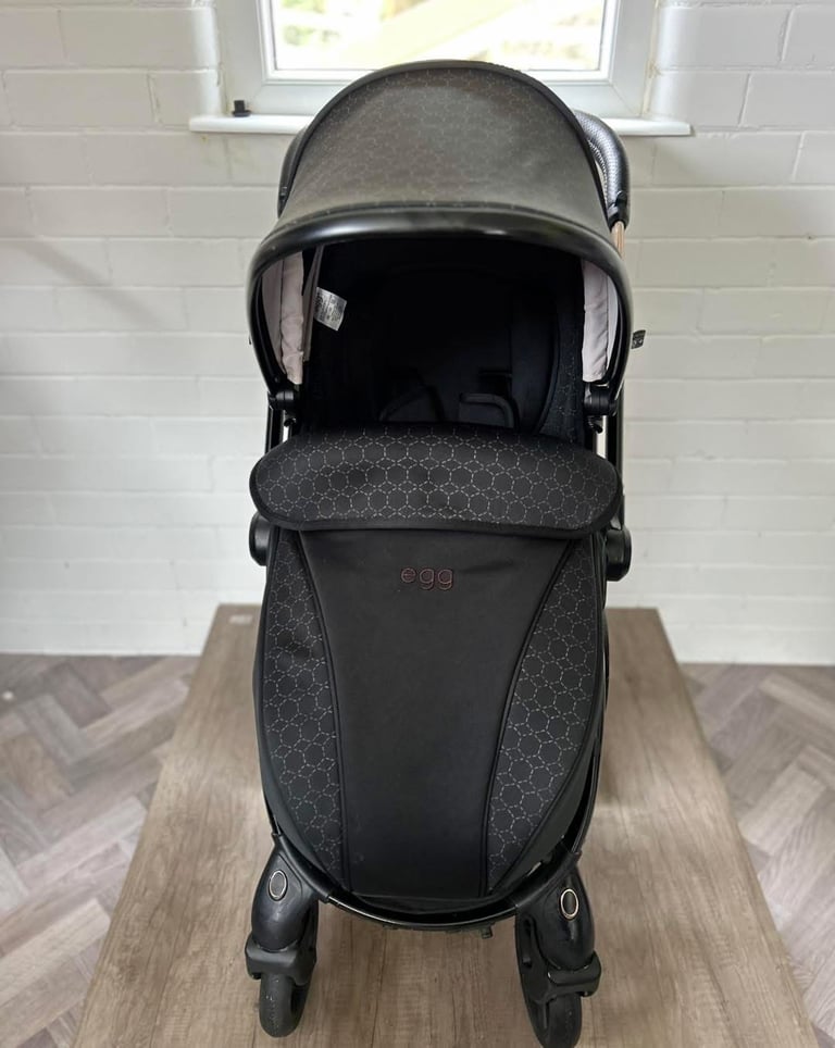 Egg2 Luxury pushchair and Shell I-size car seat special edition bundle in black Geo
