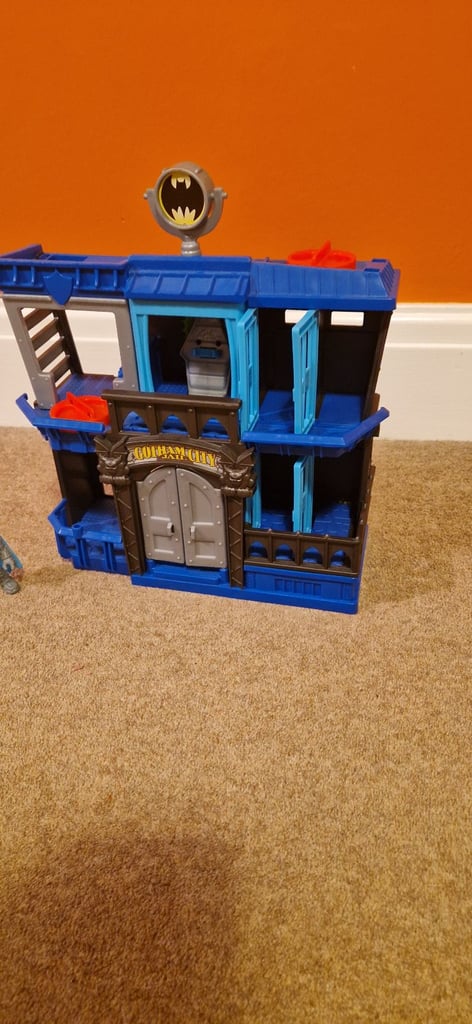 FISHER PRICE IMAGINEXT GOTHAM CITY JAIL. EXCELLENT CONDITION. AS NEW.