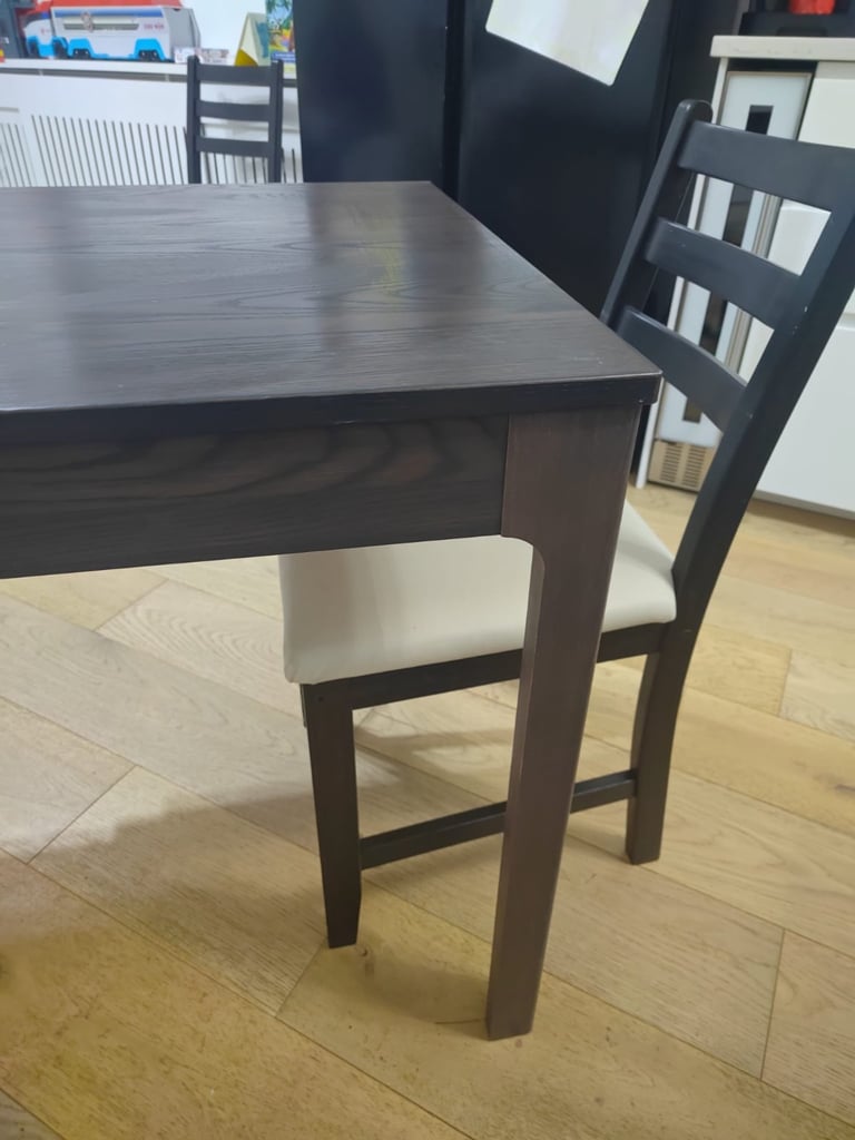 Ikea extendable table + 4 chair 