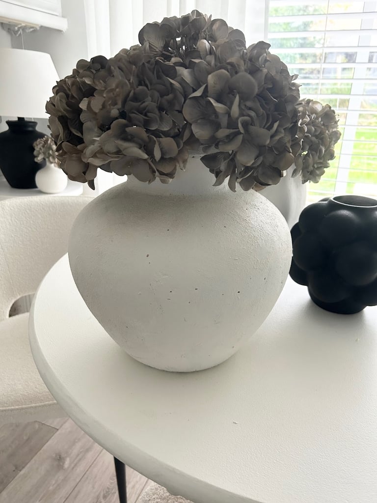 Darcy vase painted off white 