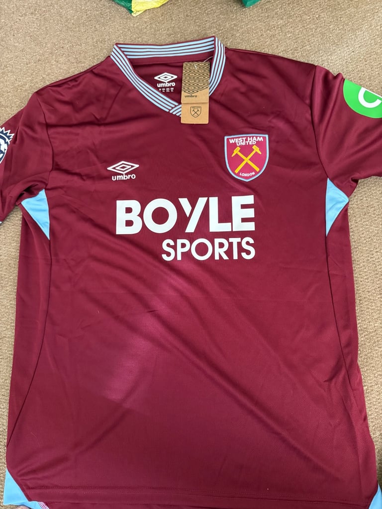 Maillot de sport bleu rouge pour modèle de maillot de football et de