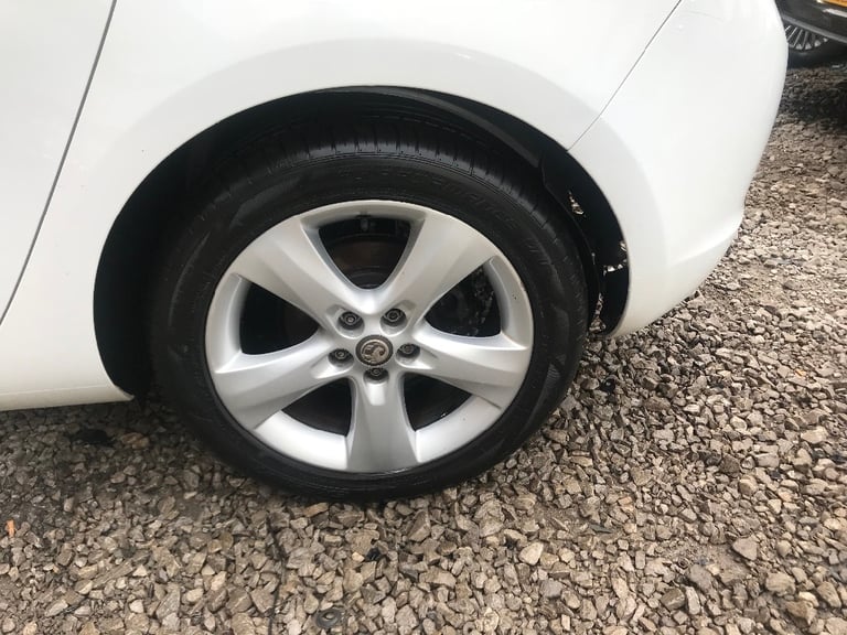 Vauxhall Astra Alloy wheel inc tyre 