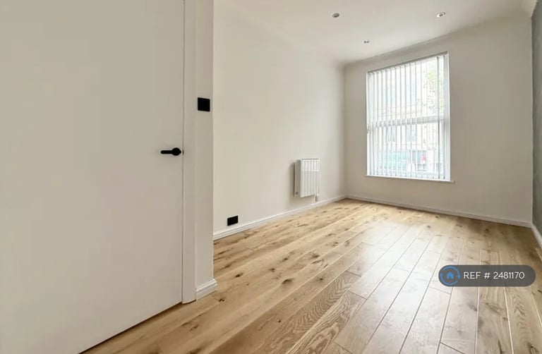 1 bedroom flat in Station Road, London, SE25 (1 bed) (#2481170)