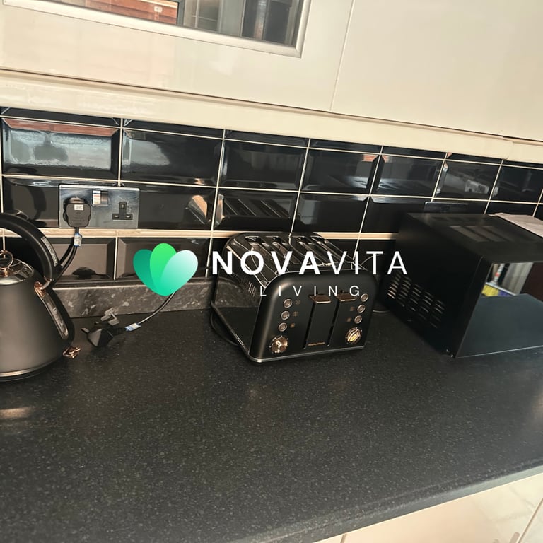 Supported Living Rooms Homeless, DSS, No rent HMO - Service charge Emergency Temporary Ref 255