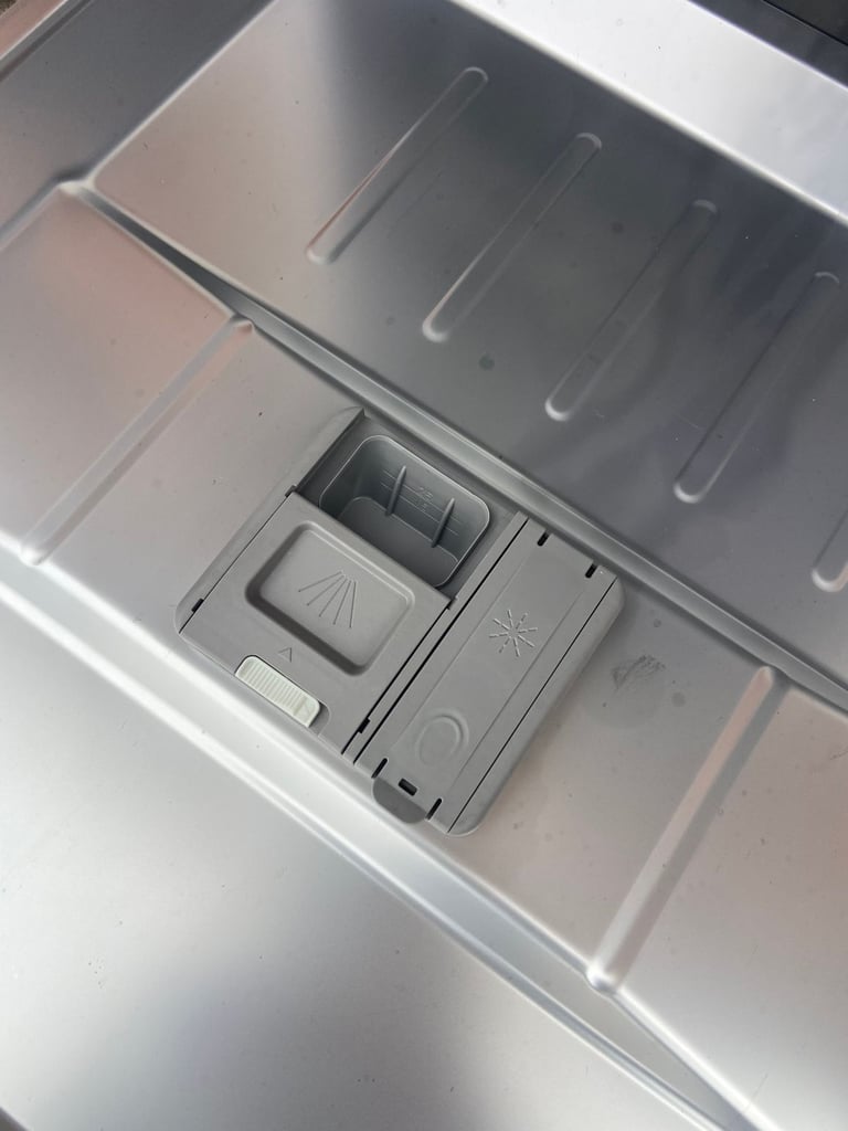 LOGIK Full-Size Dishwasher 12 place settings. Like a new. I'm happy to deliver in Bristol for free.