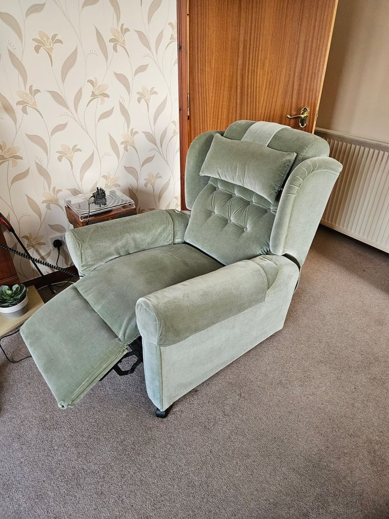 Rise and recline electric armchair 