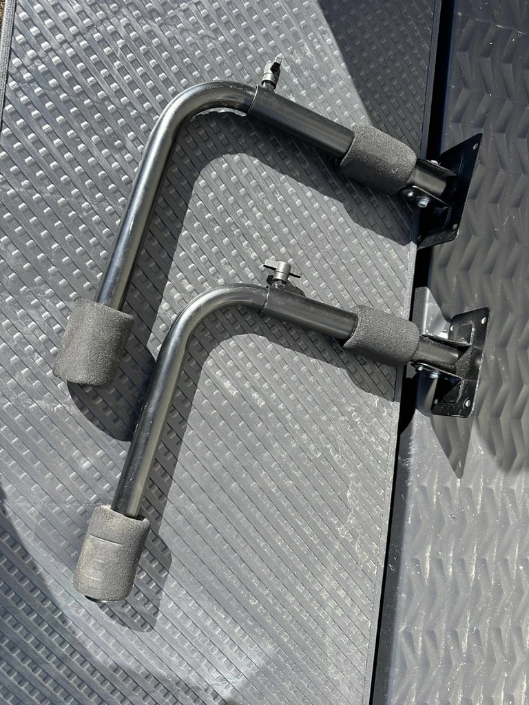 Halfords Exodus 470L Roof Box + wall mount