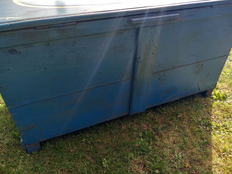 ANTIQUE PAINTED PINE BLANKET BOX. DISCOVERY, ANTARCTIC.