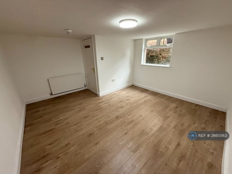 3 bedroom flat in Burton Road, Manchester, M20 (3 bed) (#2665563)