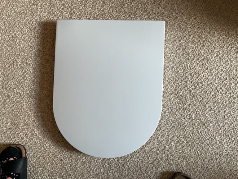 Brand New Luxury Soft Close Toilet Seat - Never Used