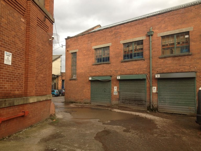 Storage unit to let Salford - 1 mile from city centre 