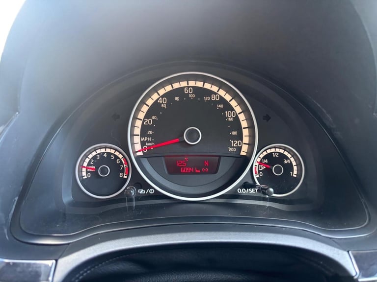 VOLKSWAGEN UP 1.0 High up! 2014