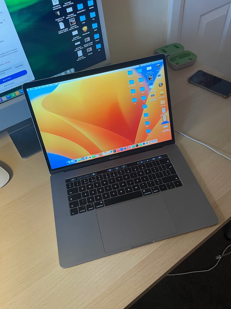 Apple MacBook Pro 15.4" Core i7 8th Gen 2.9GHz 16GB 512GB SSD 2017 Good Condition