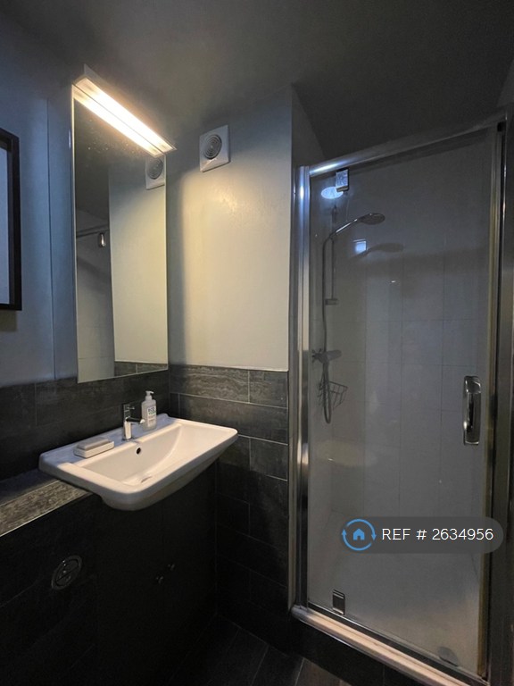 Studio flat in Discovery Walk, London, E1W (#2634956)