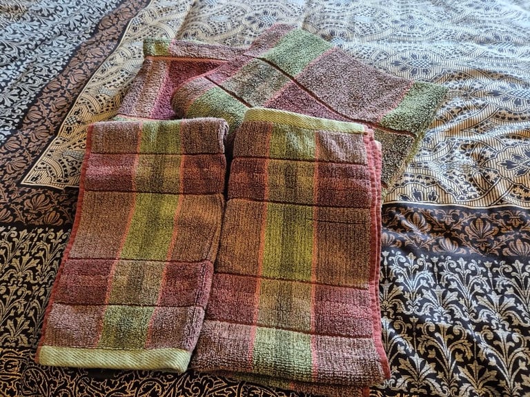 image for 2 bath towels 2 hand towels good condition
