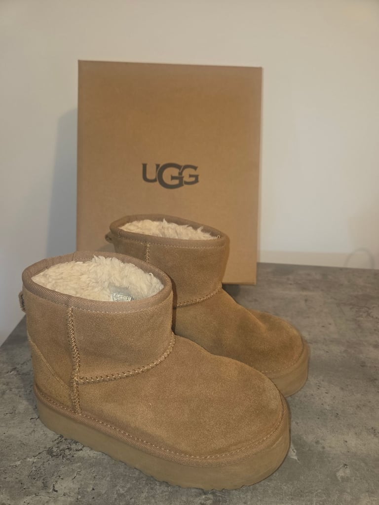 Kids size 1 ugg boots like new