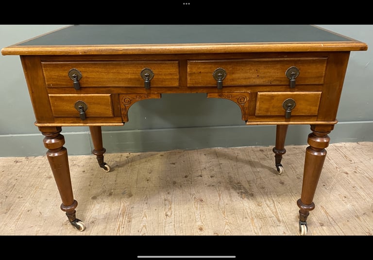 Beautiful Victorian Ladies Writing Desk in very good condition 