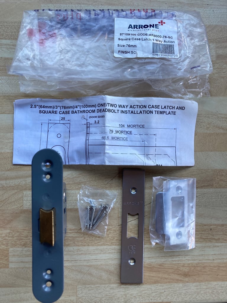 ARRONE LATCH AND SQUARE CASE BATHROOM 