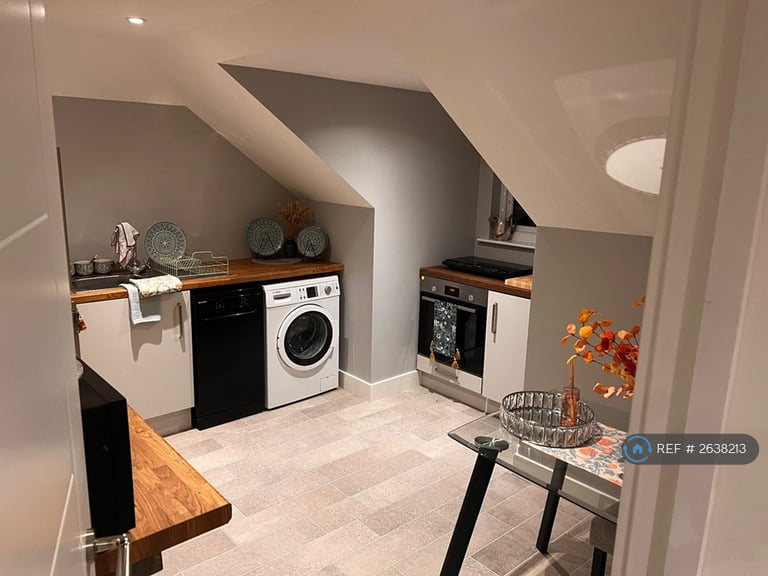 1 bedroom flat in Greenfield Road Bills Included, Farnham, GU9 (1 bed) (#2638213)