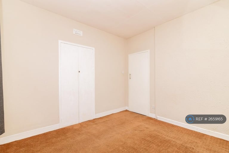 3 bedroom flat in Fieldhead Drive, Glasgow, G43 (3 bed) (#2659165)