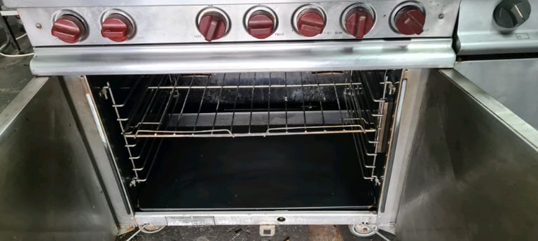 6 Burner Cooker with double oven 
