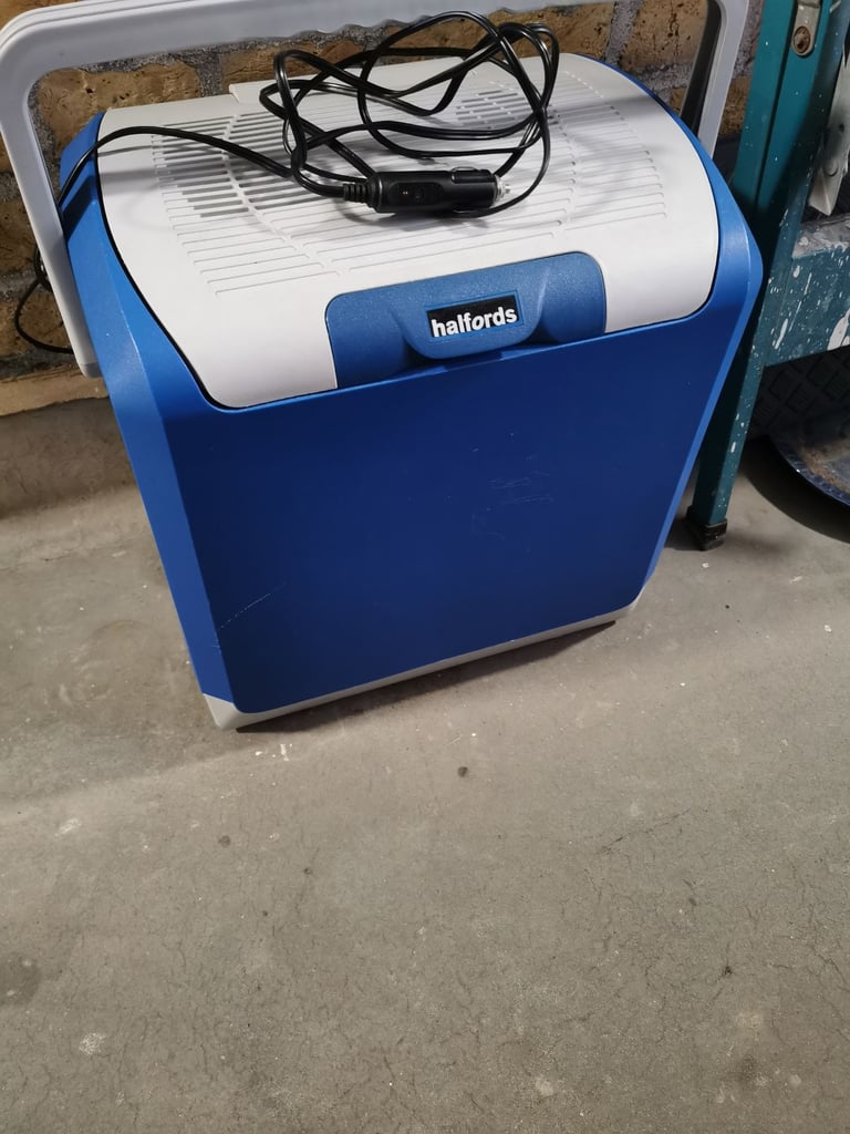 Halfords 17litre  Coolbox 12v