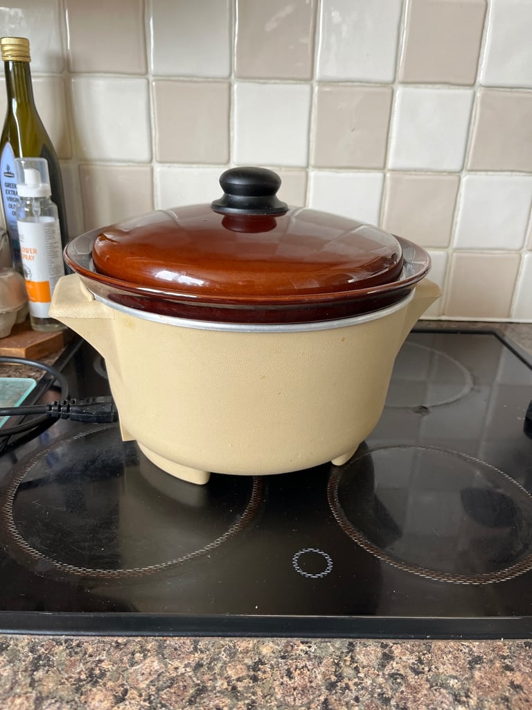 Family size slow cooker