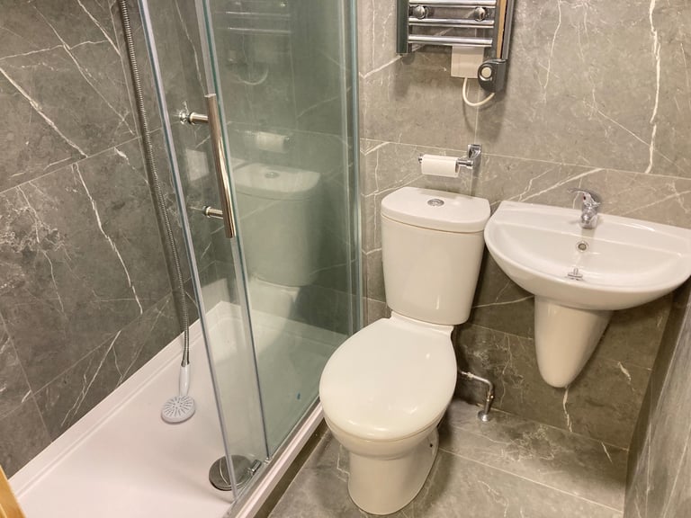 Converted 1stFloor 1 Bed Flat BuiltInDrobes Shower OpenKitchenDiningSitting VeryNearTubeBusShopsPark